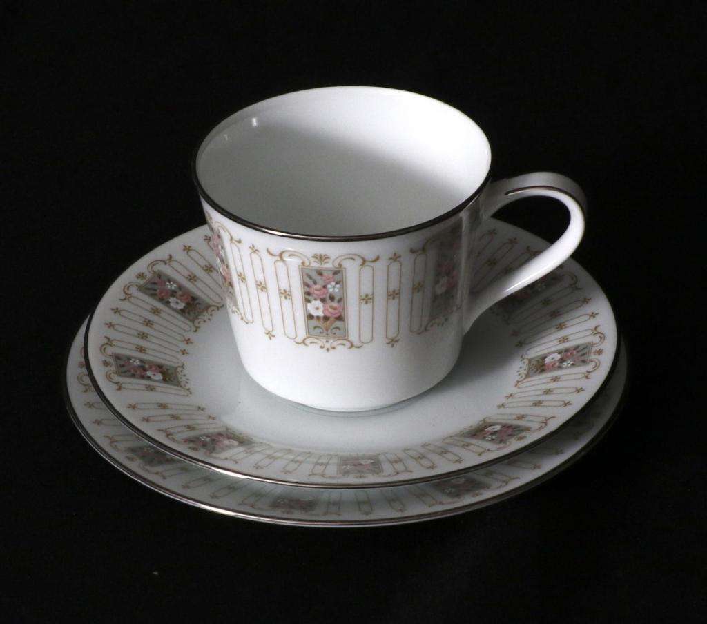 NORITAKE COLONIAL PATTERN PART DINNER SERVICE