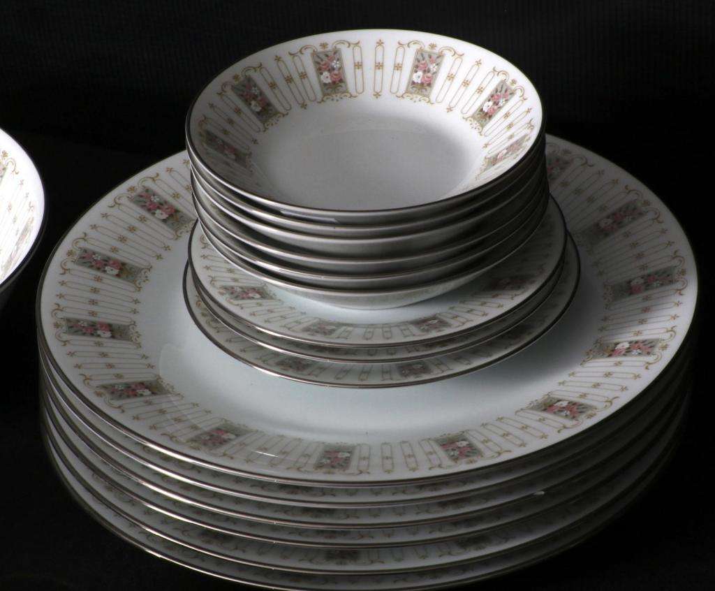 NORITAKE COLONIAL PATTERN PART DINNER SERVICE