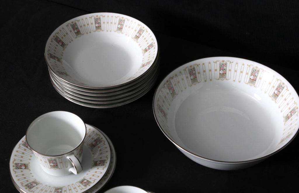 NORITAKE COLONIAL PATTERN PART DINNER SERVICE