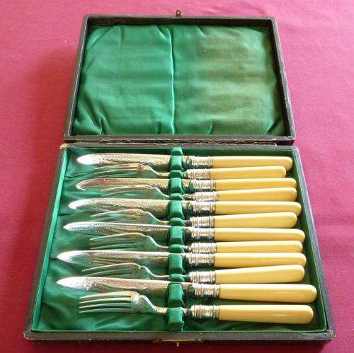 Boxed Victorian bone handled fruit set