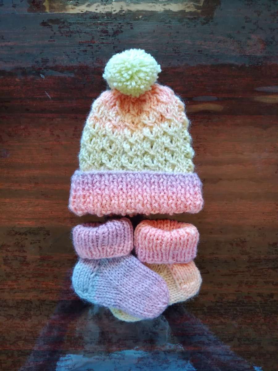 HAND KNITTED BABY BOOTIES AND BEANIE SET - NEWBORN TO 3 MONTHS