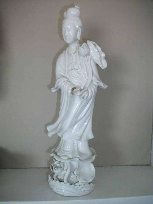 PORCELAIN ORIENTAL FIGURINE