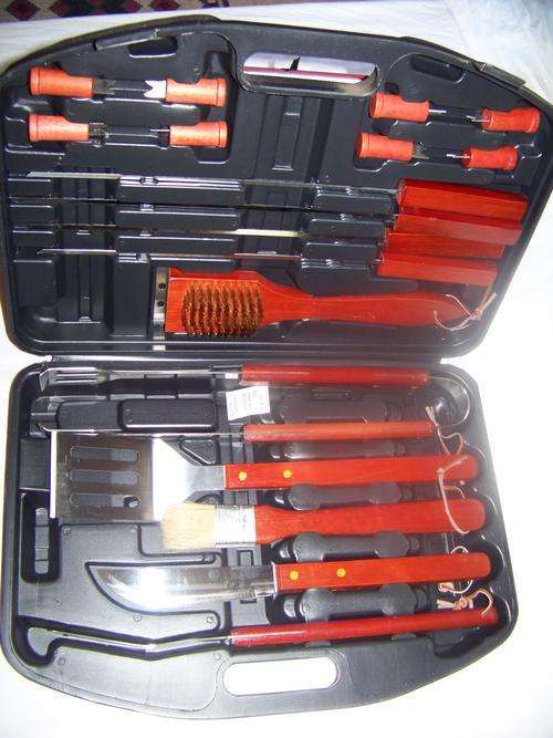 18 PIECE BARBEQUE/BRAAI SET-EXCELLENT GIFT FOR FATHERSDAY