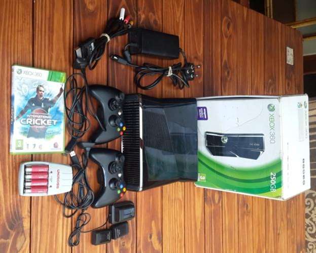 XBOX 360 S 250GB CONSOLE WITH 2 CONTROLLERS AND LOADS OF ACCESSORIES