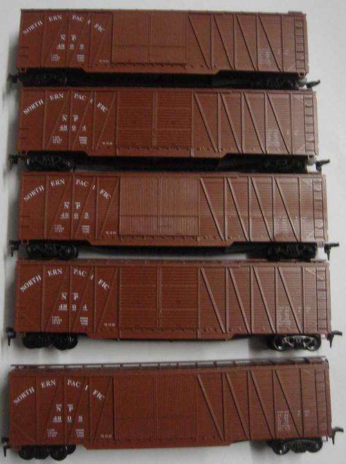 HO Northern Pacific 50' Boxcar set (x5)