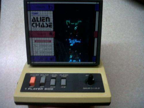 Alien Chase - Tomy handheld game console