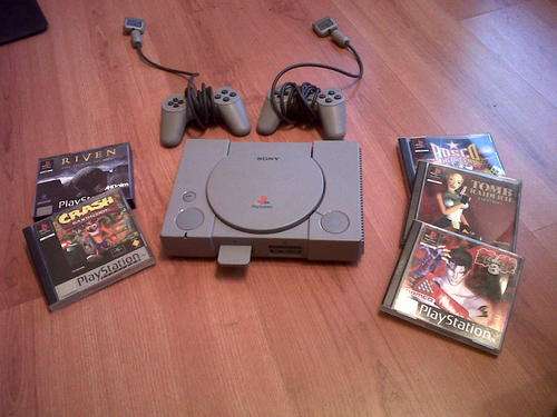 SONY PLAYSTATION 1, WITH CONTROLLERS AND GAMES