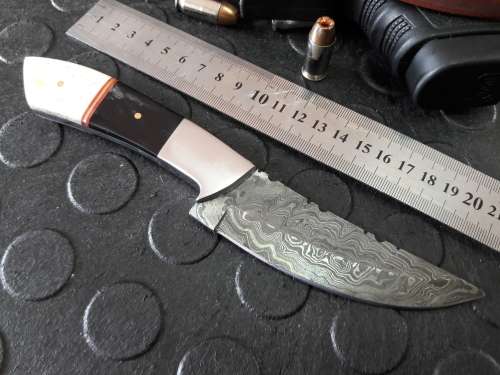 Handmade DAMASCUS steel Knife with Camel bone and bull horn handle. R1 start, No reserve auction.