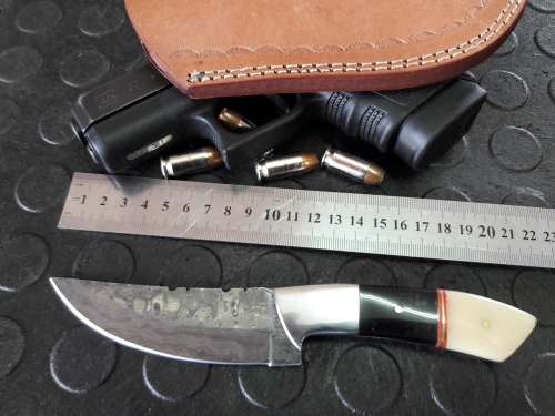 Handmade DAMASCUS steel Knife with Camel bone and bull horn handle. R1 start, No reserve auction.