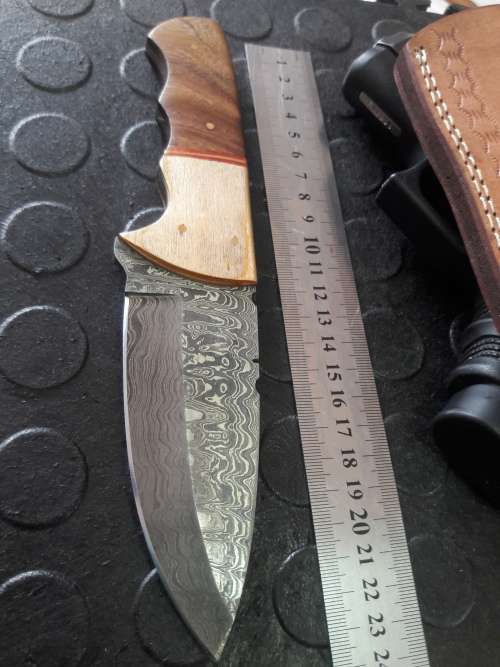 Handmade DAMASCUS Steel Knife, Wooden handle scales. Crazy R1 start, No reserve.