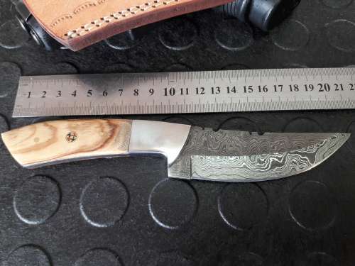 Handmade DAMASCUS Steel Knife, Wooden handle scales. Crazy R1 start, No reserve.