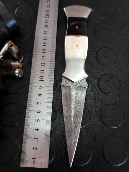 Handmade DAMASCUS steel Knife with Camel bone and bull horn handle. R1 start, No reserve auction.