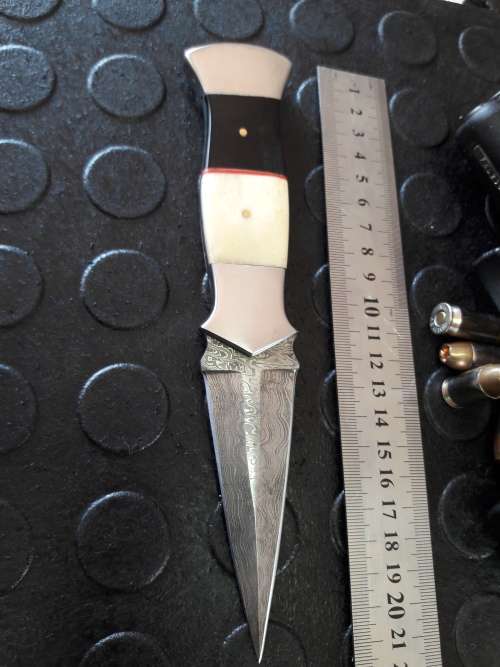 Handmade DAMASCUS steel Knife with Camel bone and bull horn handle. R1 start, No reserve auction.