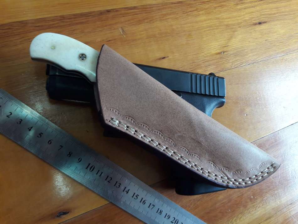 Handmade DAMASCUS Steel Knife, Camel Bone handle scales and gut hook.  Crazy R1 start, No reserve.