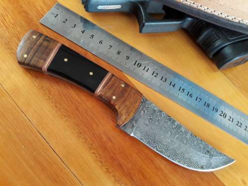 Handmade DAMASCUS Steel Knife, Bull Horn and wooden handle scales. Crazy R1 start, No reserve.