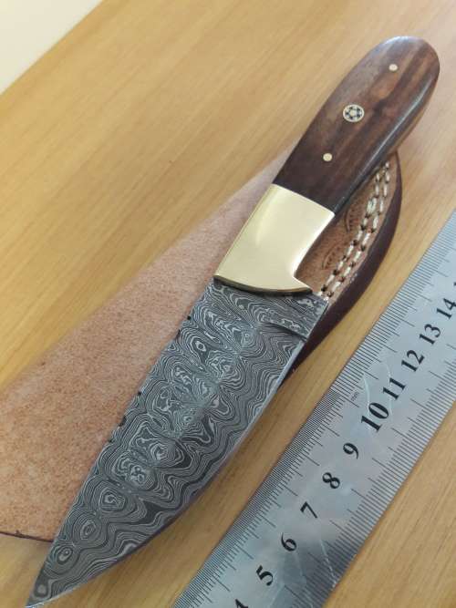 Handmade DAMASCUS Steel Knife, Wooden handle. Crazy R1 start, No reserve.