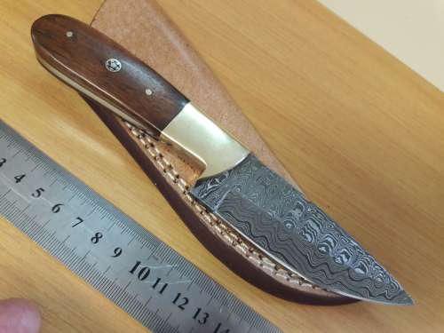 Handmade DAMASCUS Steel Knife, Wooden handle. Crazy R1 start, No reserve.