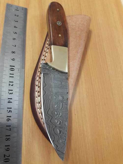 Handmade DAMASCUS Steel Knife, Wooden handle. Crazy R1 start, No reserve.