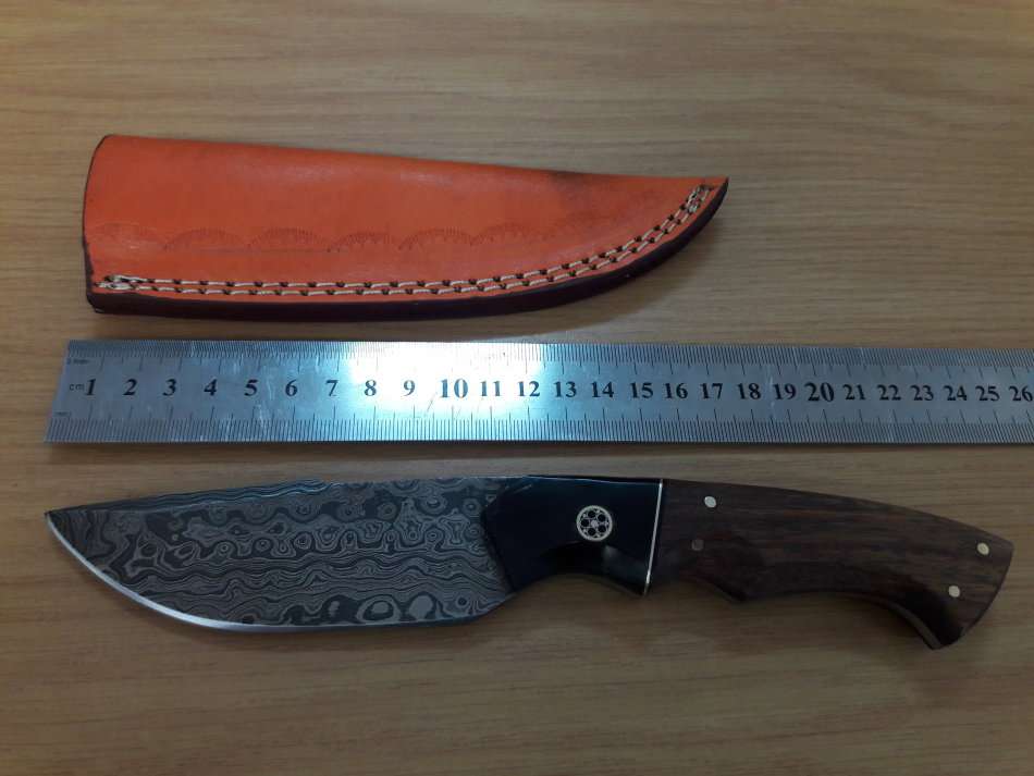 Handmade DAMASCUS Steel Knife, Bull Horn and Wooden handle. Crazy R1 start, No reserve.