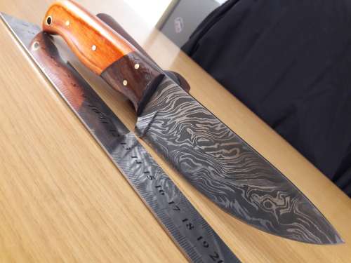 Handmade DAMASCUS Steel Hunting Knife with Wooden handle scales. FULL TANG !!!!!!!
