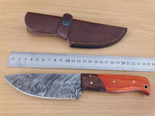 Handmade DAMASCUS Steel Hunting Knife with Wooden handle scales. FULL TANG !!!!!!!