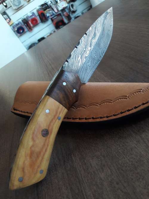 Handmade DAMASCUS Steel Hunting Knife with Wooden handle scale.  GREAT GIFT !!!!!!