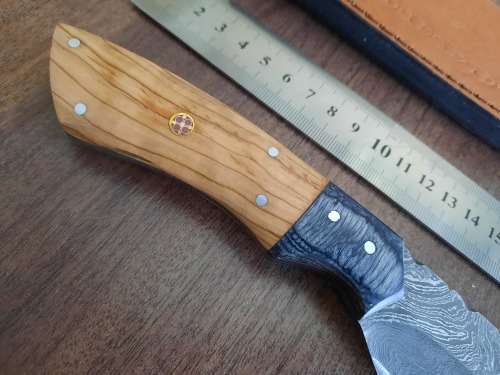 Handmade Damascus steel HUNTING  knife with WOODEN handle scales.