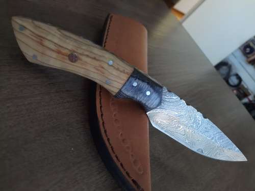 Handmade Damascus steel HUNTING  knife with WOODEN handle scales.