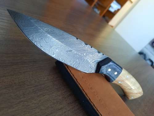 Handmade Damascus steel HUNTING  knife with WOODEN handle scales.