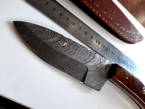 Handmade Damascus steel HUNTING  knife with WOODEN handle scales.  NEW STOCK !!