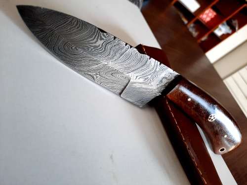 Handmade Damascus steel HUNTING  knife with WOODEN handle scales.  NEW STOCK !!