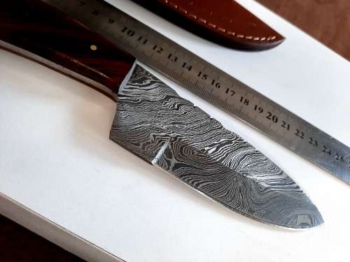 Handmade Damascus steel HUNTING  knife with WOODEN handle scales.  NEW STOCK !!