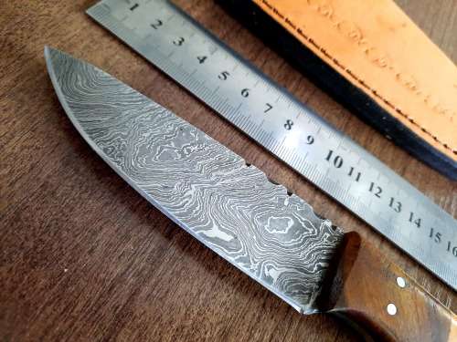 Handmade Damascus steel HUNTING  knife with WOODEN handle scales.  NEW STOCK !!