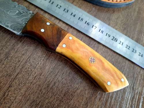 Handmade Damascus steel HUNTING  knife with WOODEN handle scales.  NEW STOCK !!