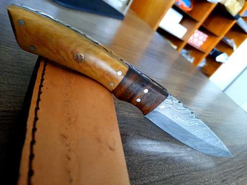 Handmade Damascus steel HUNTING  knife with WOODEN handle scales.  NEW STOCK !!
