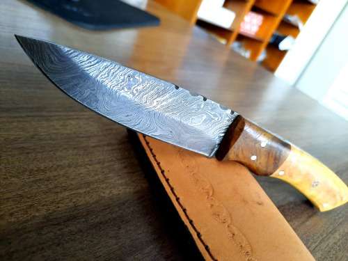 Handmade Damascus steel HUNTING  knife with WOODEN handle scales.  NEW STOCK !!