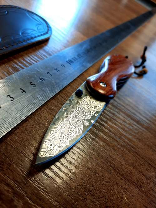 Damascus VG-10 Stainless Steel folding knife, RAZOR Sharp, New Stock, High Quality, Rosewood handle.