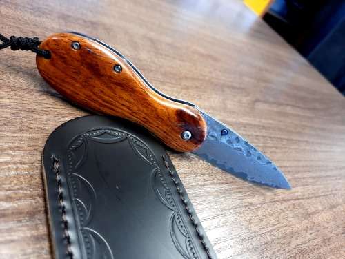 Damascus VG-10 Stainless Steel folding knife, RAZOR Sharp, New Stock, High Quality, Rosewood handle.