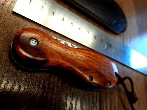 Damascus VG-10 Stainless Steel folding knife, RAZOR Sharp, New Stock, High Quality, Rosewood handle.