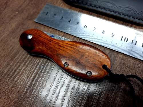 Damascus VG-10 Stainless Steel folding knife, RAZOR Sharp, New Stock, High Quality, Rosewood handle.