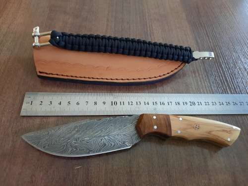 Handmade Damascus steel HUNTING  knife with WOODEN handle scales. FREE survival Bracelet !!!! !!
