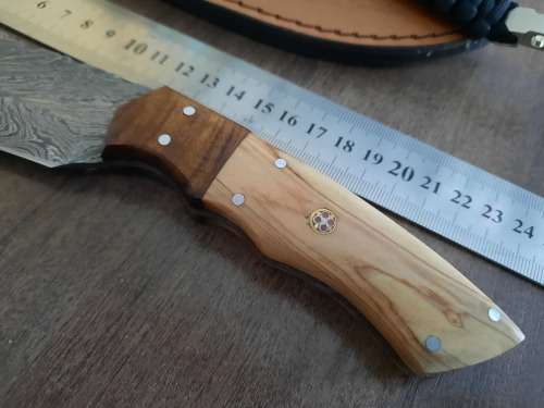 Handmade Damascus steel HUNTING  knife with WOODEN handle scales. FREE survival Bracelet !!!! !!