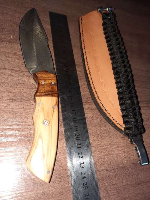 Handmade Damascus steel HUNTING  knife with WOODEN handle scales. FREE survival Bracelet !!!! !!