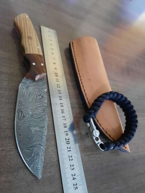 Handmade Damascus steel HUNTING  knife with WOODEN handle scales. FREE survival Bracelet !!!! !!