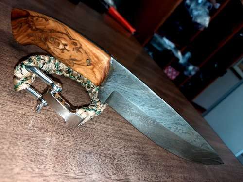 Handmade Damascus steel HUNTING Knife with Wooden handle scales w Bear engraved. Free Bracelet.