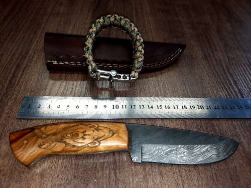 Handmade Damascus steel HUNTING Knife with Wooden handle scales w Bear engraved. Free Bracelet.