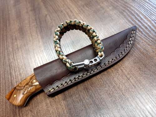 Handmade Damascus steel HUNTING Knife with Wooden handle scales w Bear engraved. Free Bracelet.