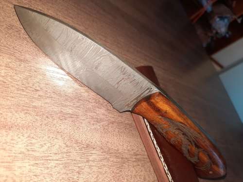 Handmade Damascus steel HUNTING Knife with Wooden handle scales  engraved. Free leather sheath.