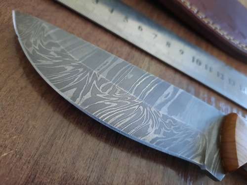 Handmade Damascus steel HUNTING Knife with Wooden handle scales, No leather included.