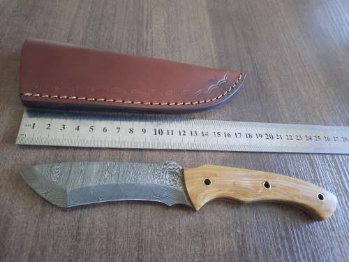 Handmade Damascus steel HUNTING  knife with Wooden handle scales.